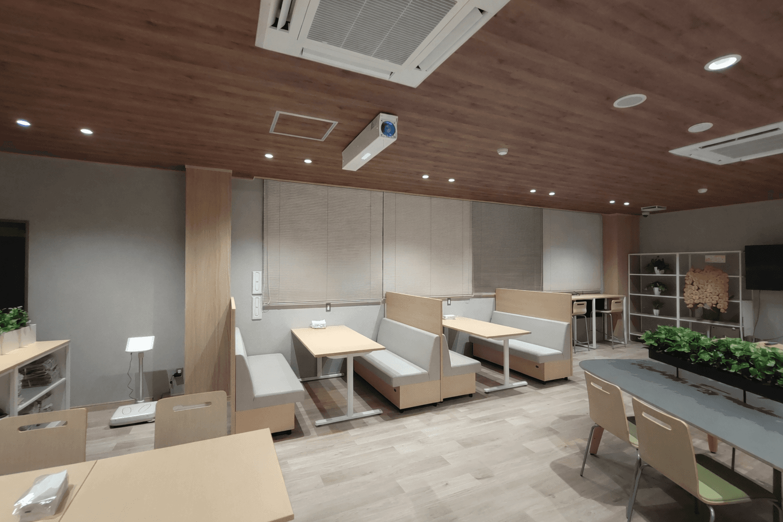 多様な空間に対応し、清潔で快適な室内環境を実現。